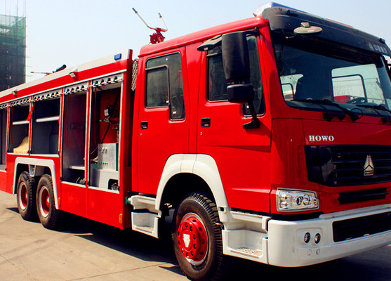 赤くおよび白い消防士の救助の普通消防車SINOTRUK HOWO 6x4 12m3の火の収容車