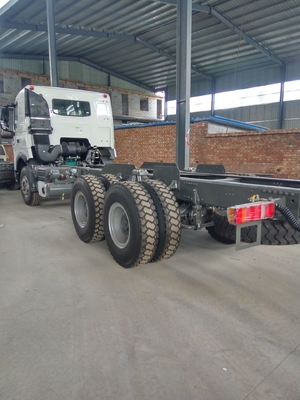SINOTRUK HOWO Dropsideの貨物商用車のトラックのシャーシLHD 6X4 371HP