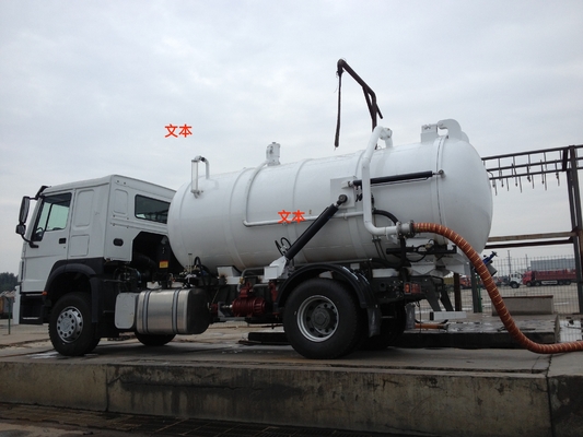 SINOTRUK HOWOの下水の吸引のトラック10000L-15000L 4X2 6は廃液のトラックを動かします