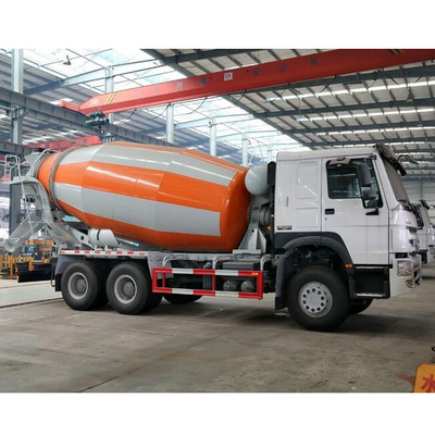 白いHowo 6x4 Howoのトラックミキサのトラック、トラックミキサの水漕