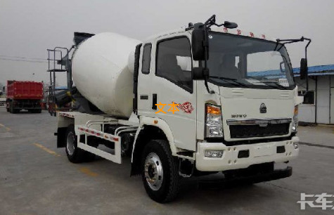 Sinotruk Howoの高性能4-6M3のミキサーのタンクローリー4x2 6の車輪