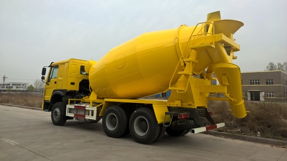 6x4 12立方メートルのSinotruk Howoの可動装置のトラックミキサのトラックのSinotruk Howo黄色い色