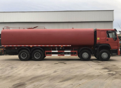 スプレー システムが付いている30000L Sinotruk Howo7の給水車