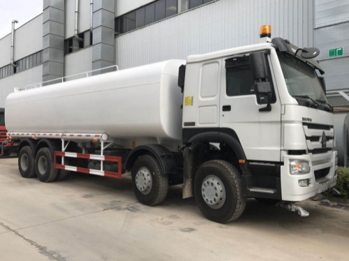 スプレー システムが付いている30000L Sinotruk Howo7の給水車