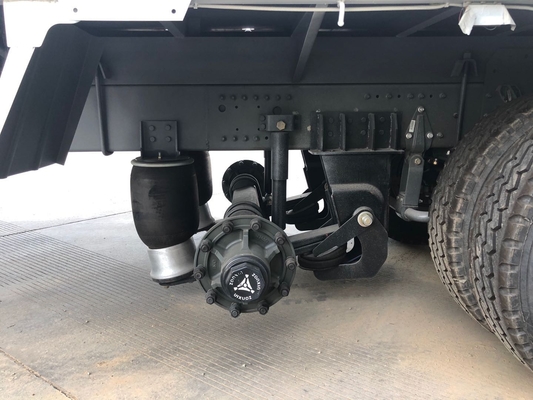 20トンのSinotruk Howo 8x4のトラックはクレーンまっすぐなブームを取付けました