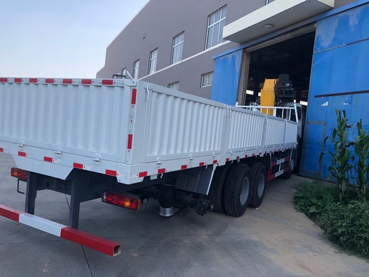 20トンのSinotruk Howo 8x4のトラックはクレーンまっすぐなブームを取付けました