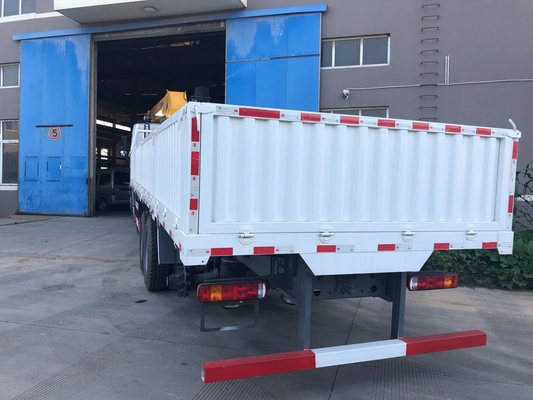 20トンのSinotruk Howo 8x4のトラックはクレーンまっすぐなブームを取付けました