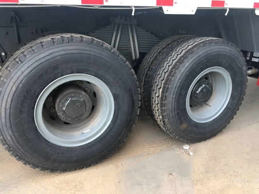 20トンのSinotruk Howo 8x4のトラックはクレーンまっすぐなブームを取付けました