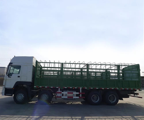 手動8x4 Sinotruk Howoの貨物トラック60トンのLHD