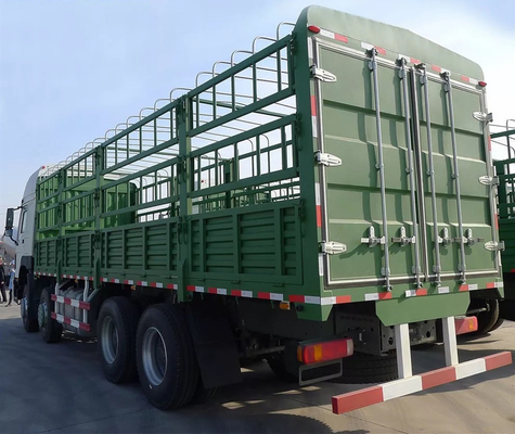 手動8x4 Sinotruk Howoの貨物トラック60トンのLHD