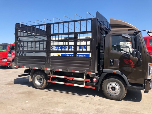 赤いHOWOの軽トラックは、軽量コマーシャル4x2を5トン容量トラックで運びます