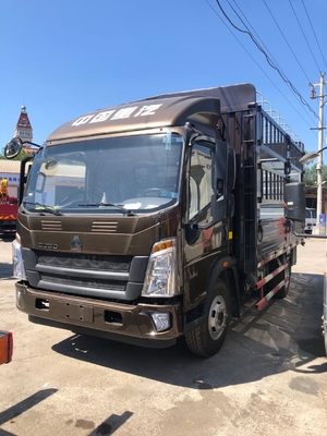 赤いHOWOの軽トラックは、軽量コマーシャル4x2を5トン容量トラックで運びます