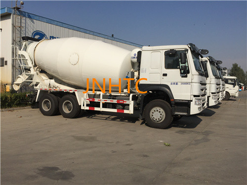 Howo Sinotruk 9つの立方10m3 12CBMのコンクリートミキサー車のトラック2の座席