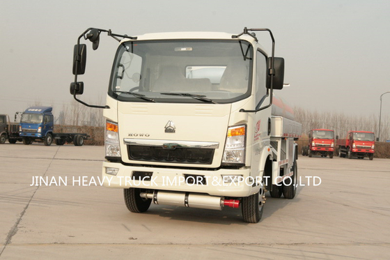 Sinotruk Howo 4x2 RHD LHDのオイル タンクのトラック5m3 5000リットルの3トン