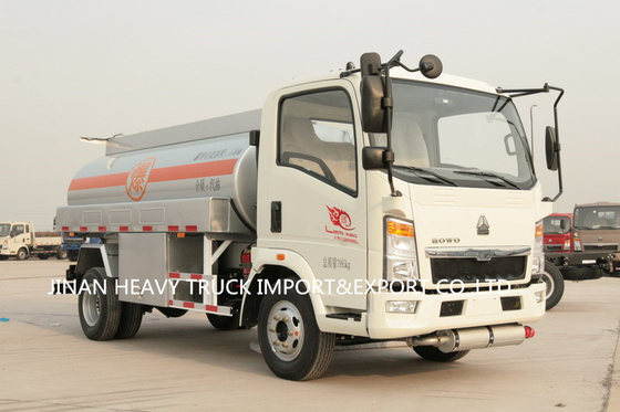 Sinotruk Howoライト小型石油燃料のタンク車4x2 6cbm 6000Liter