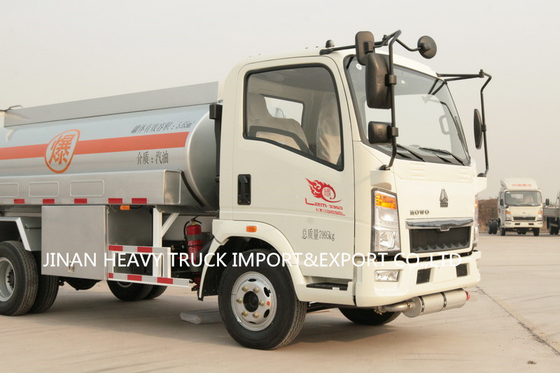 Sinotruk Howoライト小型石油燃料のタンク車4x2 6cbm 6000Liter