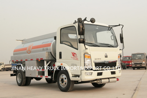 Sinotruk Howoライト小型石油燃料のタンク車4x2 6cbm 6000Liter