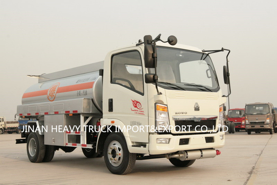 Sinotruk Howoライト小型石油燃料のタンク車4x2 6cbm 6000Liter
