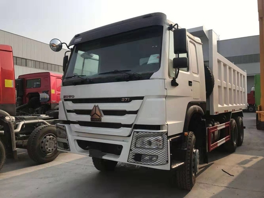 SINOTRUK Howo 6x4 3の車軸ダンプ トラック頑丈なダンプ トラックのダンプカー トラックに荷を積む30トン