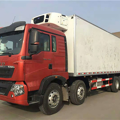 シノトルク HOWO 45cbm フリーザー 冷蔵庫 8x4 冷蔵トラック 20トンの冷蔵重貨車