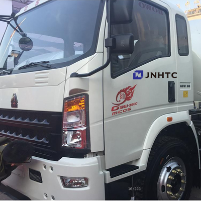 HOWOの4x2 3cbm 5M3に荷を積んでいる軽量コンクリートミキサー車のトラックの自己