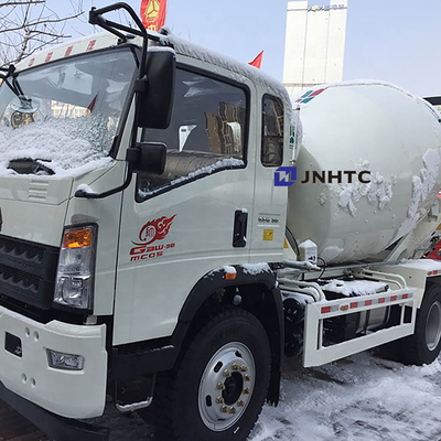 HOWOの4x2 3cbm 5M3に荷を積んでいる軽量コンクリートミキサー車のトラックの自己