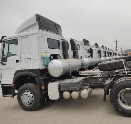 Sinotruk HOWO 4x2のトラクターのヘッド トラックEuro2 371hp