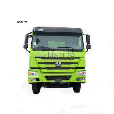 HOWO Euro2 Euro4の軽量コマーシャルは8x4 38000Lの石油燃料のタンク車をトラックで運ぶ