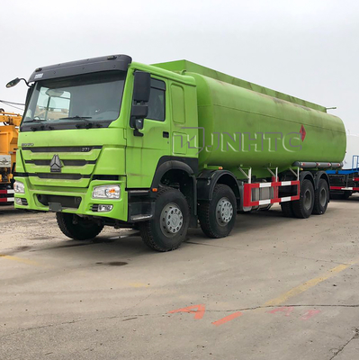 HOWO Euro2 Euro4の軽量コマーシャルは8x4 38000Lの石油燃料のタンク車をトラックで運ぶ