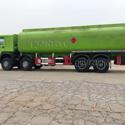 HOWO Euro2 Euro4の軽量コマーシャルは8x4 38000Lの石油燃料のタンク車をトラックで運ぶ