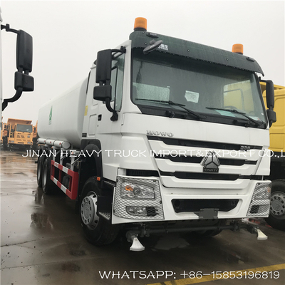 Sinotruk Howo 25cbmの25000リットルは給水車水スプリンクラーのトラックを