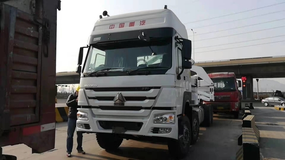 Xcmg 37tの側面の上昇クレーンMqh37aが付いているSinotruk Howo 8x4のトラックによって取付けられるクレーン