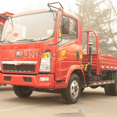 Sinotruk HOWO 4x2のトラックは望遠鏡クレーン ホックの折りたたみの腕の持ち上がるトラックを取付けた