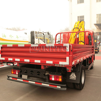 Sinotruk HOWO 4x2のトラックは望遠鏡クレーン ホックの折りたたみの腕の持ち上がるトラックを取付けた