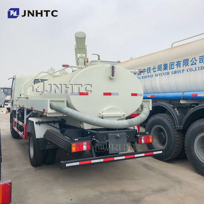 SINO HOWO 4x2 6は小さい真空の下水の吸引のトラック3000L 5000L 6000Lにタイヤをつける