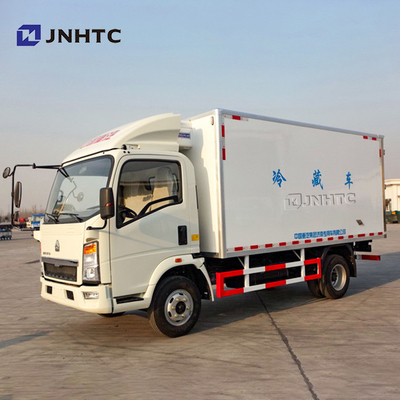 Sinotruk HOWO 4X2 5tの軽量冷蔵トラックの右手の運転