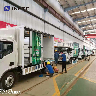 Sinotruk HOWO 4x2の冷蔵庫の冷凍庫のトラックは飲料によって冷やされている箱のトラックを飲む