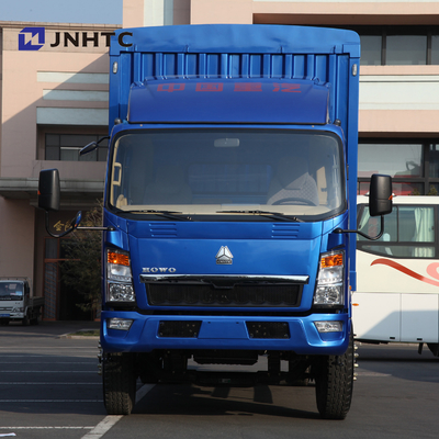 HOWO 4x2の軽量商業トラックの輸送の貨物Box WagonヴァンTruck
