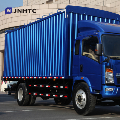 HOWO 4x2の軽量商業トラックの輸送の貨物Box WagonヴァンTruck