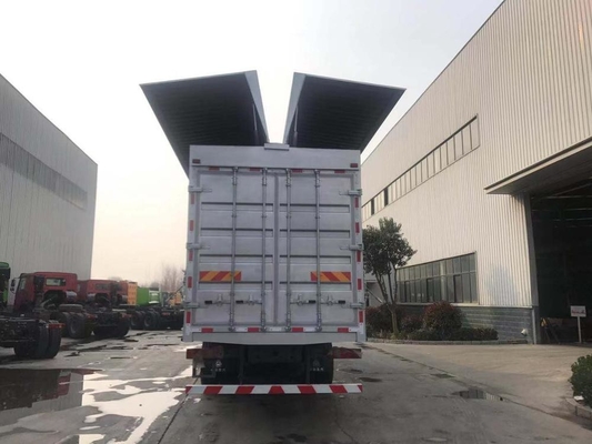 SINOTRUK HOWO A7 6X4の重い貨物トラックのユーロII 10の荷車引きの翼ヴァン