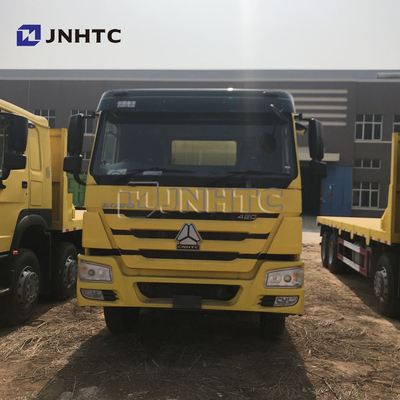 SINOTRUK 8*4 22-30のトンの凹面の平面輸送のトラックの掘削機の輸送のトラック
