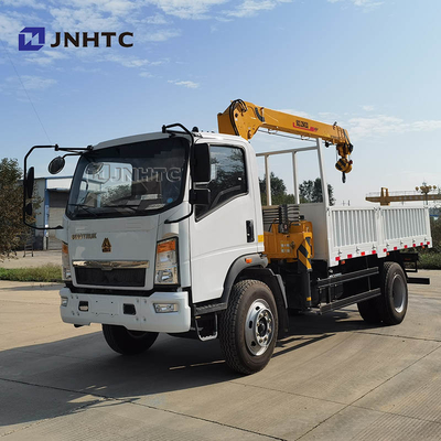 Sinotruk Howo 4*4の3.2Tクレーンが付いている小さい貨物トラック