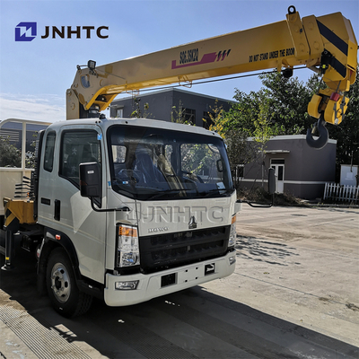 クレーンRHDが付いているSINOTRUK HOWO 4X2の軽量商業トラック10トンのトラック