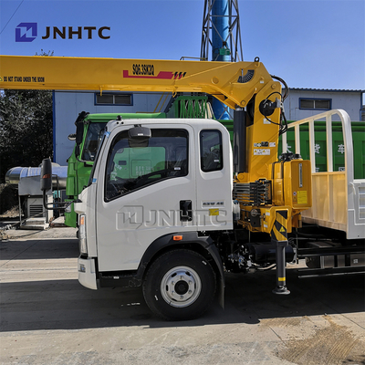 クレーンRHDが付いているSINOTRUK HOWO 4X2の軽量商業トラック10トンのトラック