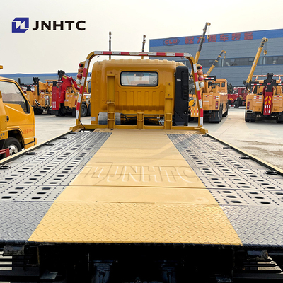 Sinotruk HOWO 4x2 5TONの軽量コマーシャルは平面レッカー車のレッカー車をトラックで運ぶ