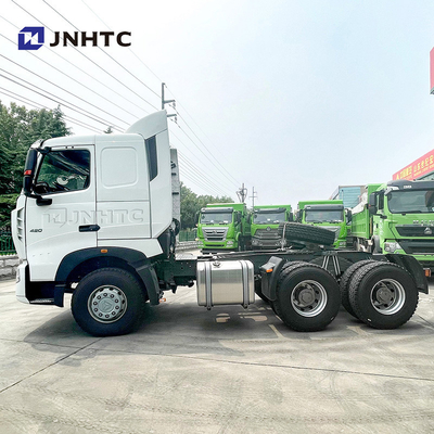 Euro2 HOWOの索引車のトラック420hpは6x4 10車輪のSinotrukのレッカー車をトラックで運ぶ