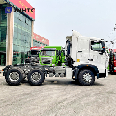 Euro2 HOWOの索引車のトラック420hpは6x4 10車輪のSinotrukのレッカー車をトラックで運ぶ