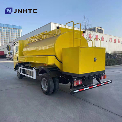 Sinotruk Howo 3000L 5000Lの軽量燃料を補給する燃料のタンク車4x2