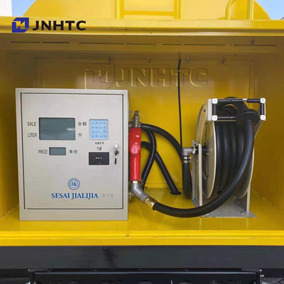 Sinotruk Howo 3000L 5000Lの軽量燃料を補給する燃料のタンク車4x2