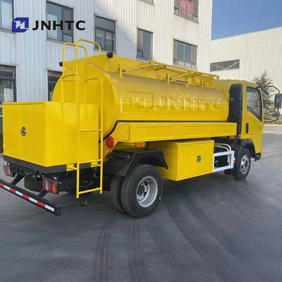 Sinotruk Howo 3000L 5000Lの軽量燃料を補給する燃料のタンク車4x2
